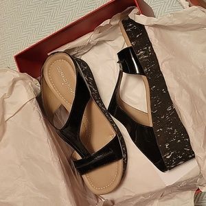 Donald Pliner size 8 M black patent leather sandal, wedge